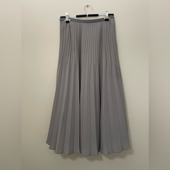 Uniqlo Dresses & Skirts - Uniqlo Pleated Midi Skirt